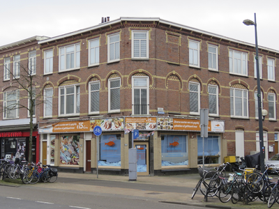 908788 Gezicht op het winkelhoekpand Amsterdamsestraatweg 300 te Utrecht, met rechts de Knopstraat. N.B. bouwjaar: ...